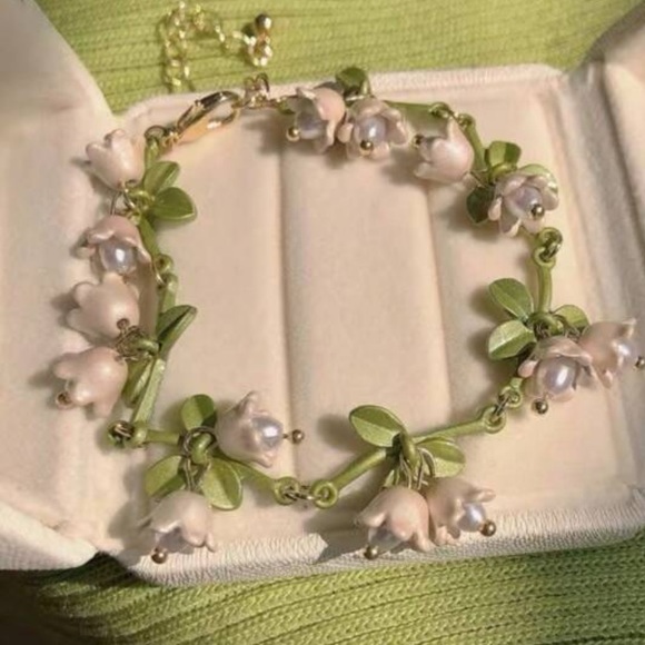 Spring Tulip Bracelet - Picture 5 of 5
